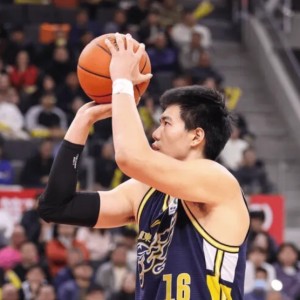 焦泊乔半场出战7分钟，投篮5中4得到10分8篮板1助攻